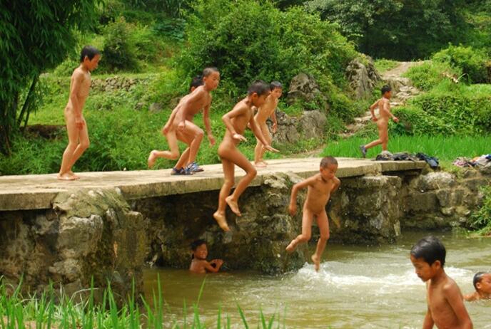 真懷念農(nóng)村孩子鳧水的畫面(圖2)