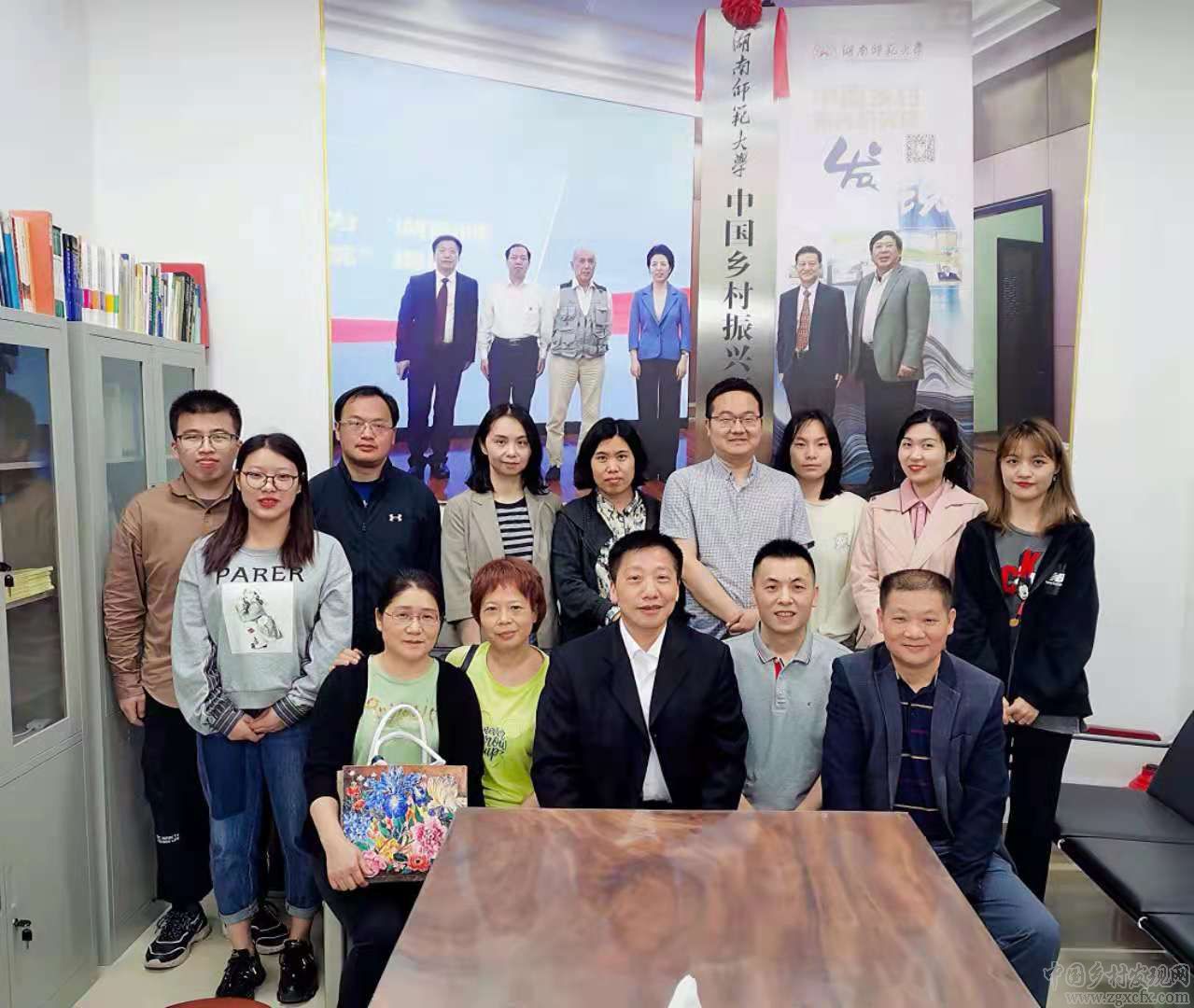 湖南師大鄉(xiāng)研院“研究生午餐學(xué)術(shù)會(huì)”第七講開(kāi)講(圖3)